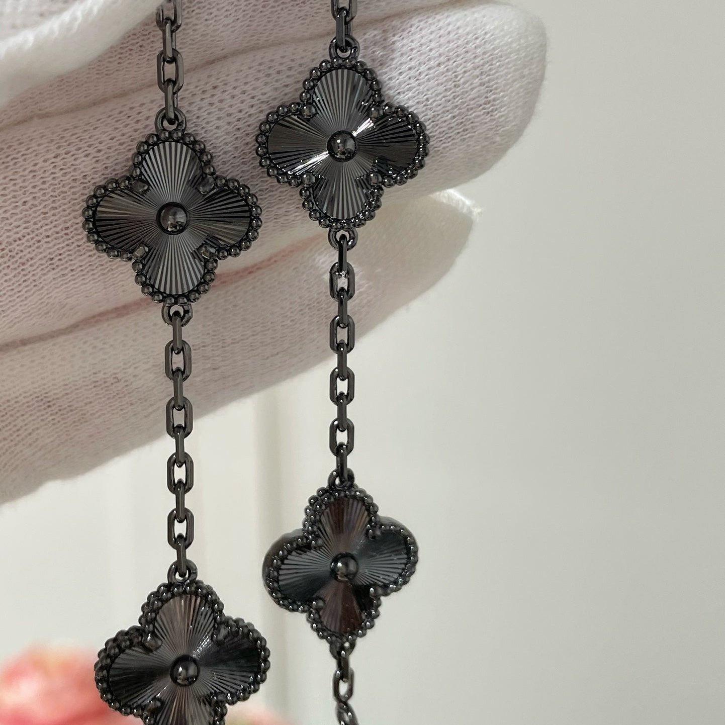 [AuraEcho]CLOVER 5 MOTIF BLACK BRACELET